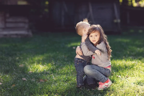 Glückliche Kinder Spielen Auf Grünem Gras Frühlingspark — Stockfoto