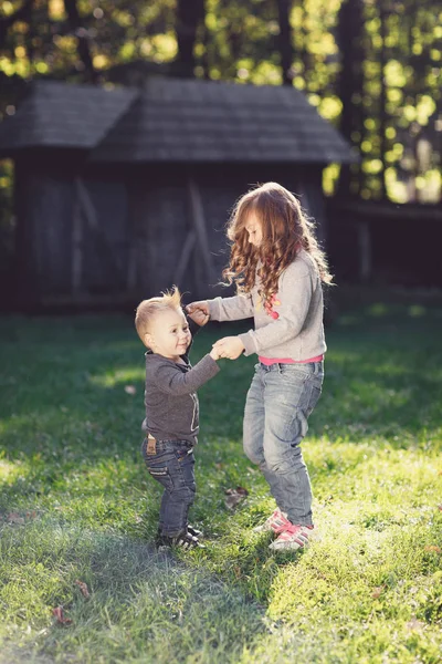 Bambini Felici Che Giocano Sull Erba Verde Nel Parco Primaverile — Foto Stock