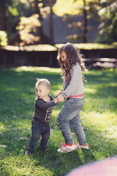 Glückliche Kinder Spielen Auf Grünem Gras Frühlingspark — Stockfoto