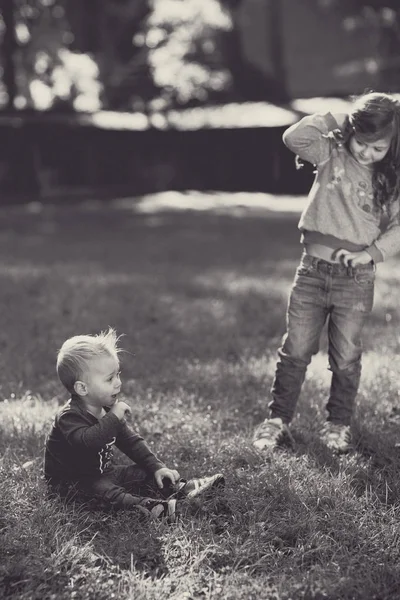 春の公園の緑の芝生で遊んで幸せな子供 — ストック写真