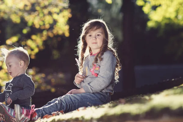 Niños Felices Jugando Sobre Hierba Verde Parque Primavera — Foto de Stock