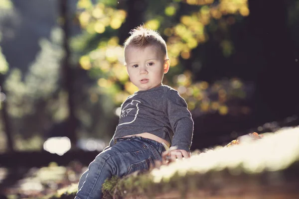 Porträt Eines Kleinen Jungen Der Draußen Posiert — Stockfoto