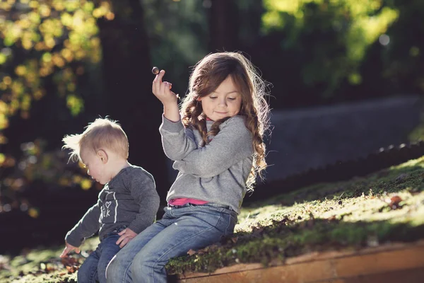Glada Barn Som Leker Grönt Gräs Vår Park — Stockfoto