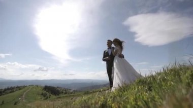 Mutlu güzel gelin ve damat muhteşem manzaralı dağlarında