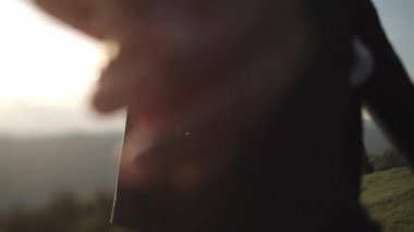 Mutlu güzel gelin ve damat muhteşem manzaralı dağlarında