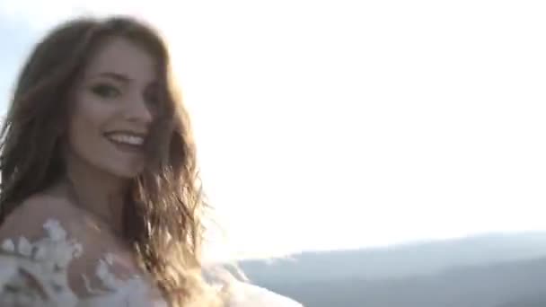 Linda Noiva Elegante Vestido Branco Andando Montanhas Com Vista Incrível — Vídeo de Stock