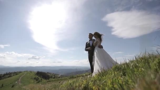 Noiva Linda Feliz Noivo Nas Montanhas Com Vista Incrível — Vídeo de Stock