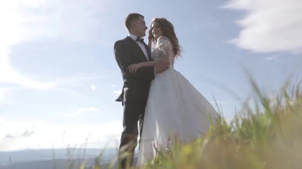 Feliz noiva linda e noivo — Vídeo de Stock