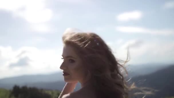 Hermosa Novia Elegante Vestido Blanco Caminando Las Montañas Con Una — Vídeos de Stock