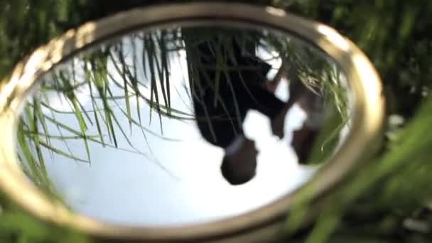 Reflectie Spiegel Van Happy Prachtige Bruid Bruidegom Bergen Met Geweldig — Stockvideo