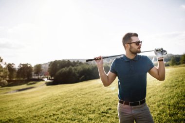 arka planda güneş parlama ile çok güzel bir sabah, club sahası ile atış isabet golf oyuncu