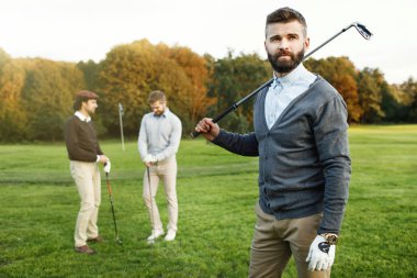 golf sahasında vakit arkadaşlar