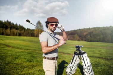 Golf oyuncu ile çok güzel bir sabah güneş parlama arka planda ile sahasında club