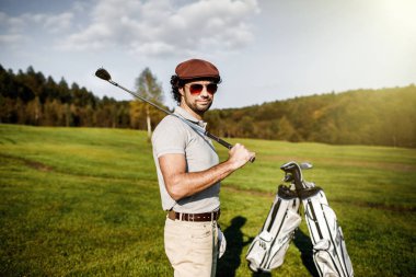 Golf oyuncu ile çok güzel bir sabah güneş parlama arka planda ile sahasında club