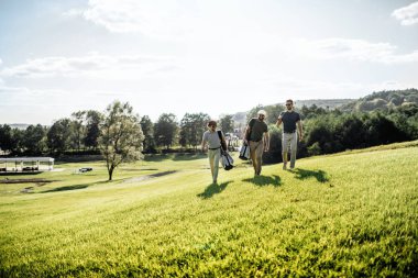 golf sahasında vakit arkadaşlar