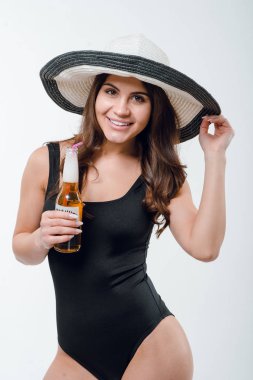 Bira şişesi olan çok seksi kadın portresi stüdyo