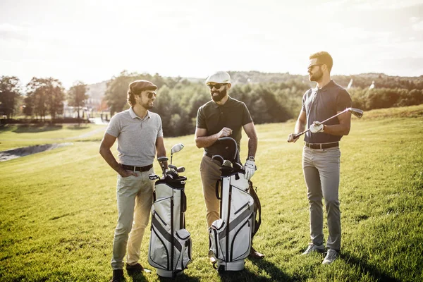 Amigos gastando tempo no campo de golfe — Fotografia de Stock