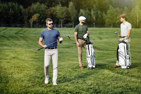 Φίλοι που αφιερώνουν χρόνο στο γήπεδο γκολφ — Φωτογραφία Αρχείου
