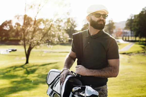 Άνθρωπος που παίζει γκολφ σε γήπεδο γκολφ — Φωτογραφία Αρχείου