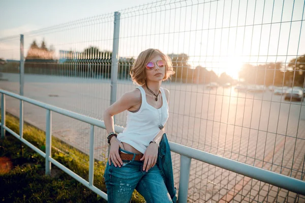 Mooie Mode Vrouw Met Kort Haar Make Poseren Spijkerbroek Stad — Stockfoto