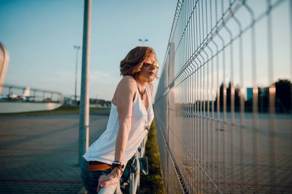 Hermosa Mujer Moda Con Pelo Corto Maquillaje Posando Jeans Calle — Foto de Stock