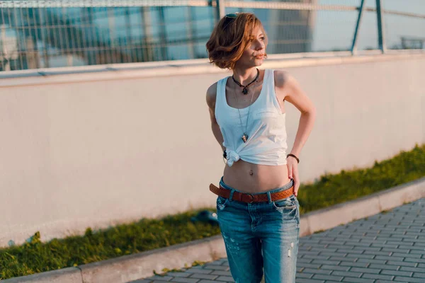 Bella Donna Moda Con Capelli Corti Make Posa Jeans Sulla — Foto Stock