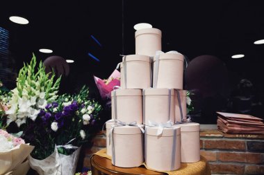 Ahşap masa üzerinde kağıt şeritler ambalaj Hediyelik kutular