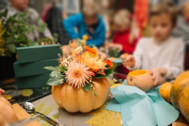 çocuklar için halloween balkabağı fener oyma - ürkütücü aksesuarları hazırlama