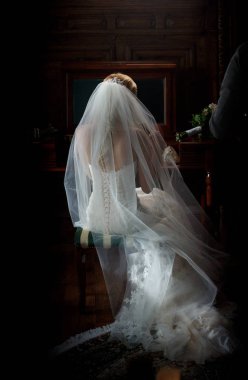 Ayna yakınındaki örtü ile gelini kadın portresi