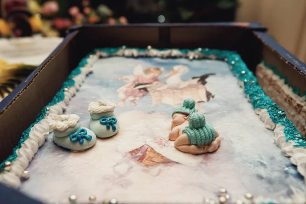 赤ちゃん 青と白のデザインのバースデー ケーキ — ストック写真