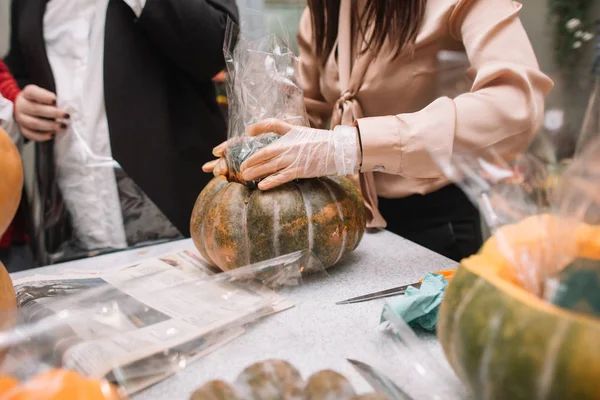 Gyerekek Faragás Sütőtök Lámpák Halloween Felkészülés Kísérteties Tartozékok — Stock Fotó