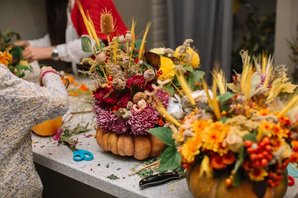 Crianças Esculpindo Lanternas Abóbora Para Halloween Preparando Acessórios Assustadores — Fotografia de Stock