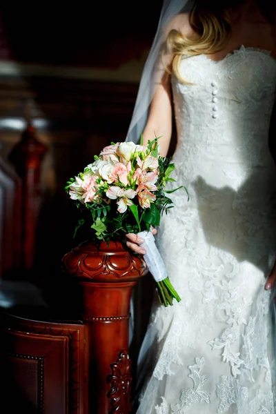 Porträt Der Schönen Braut Und Brautkleid Mit Blumen Morgen — Stockfoto