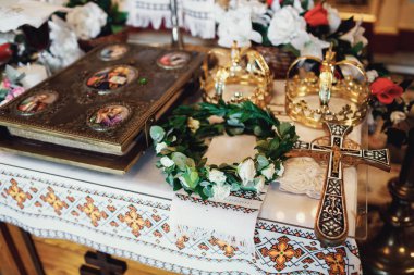 Düğün töreni için kilisede kron