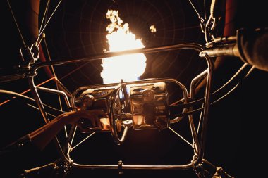 Akşam gökyüzünde uçan hava balonu.