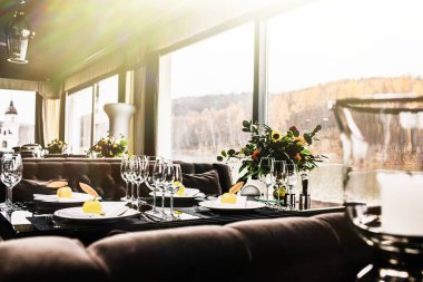 Yemek tabağı kristal gözlük, peçeteye bak