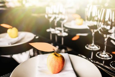 görkemli bir masa ayarı ile şık bir restoranda şarap gözlük