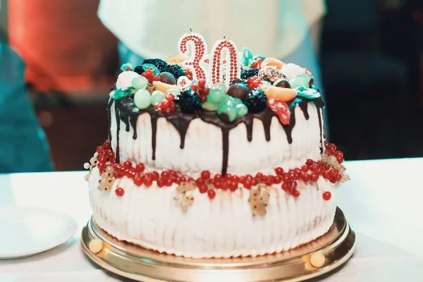 手で幸せな誕生日ケーキ — ストック写真