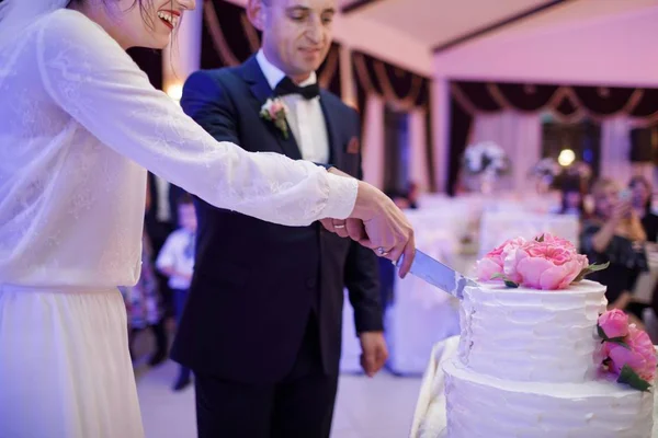 Ober brengt glazen van champagne — Stockfoto