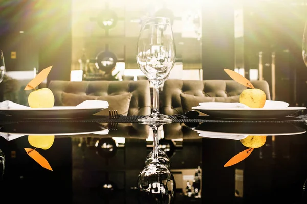 Meja Mewah Pengaturan Dengan Gelas Anggur Restoran Elegan — Stok Foto