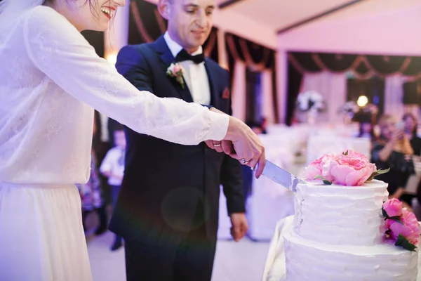 Наречена Наречений Тримають Шматочок Весільного Торта — стокове фото