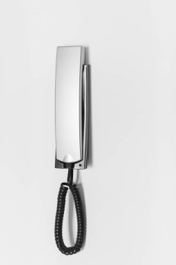 interkom ev duvarda asılı.