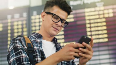  Yürüyüş ve cep telefonu üzerinde konuşurken gülümseyen seyahat adam