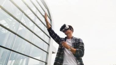 Sanal gerçeklik gözlüklü genç adam. Geleceğin teknolojisi kavramı.