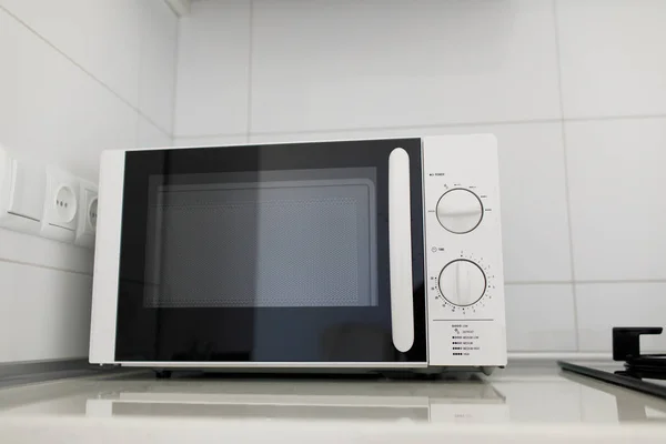 Horno Microondas Moderno Sobre Fondo —  Fotos de Stock