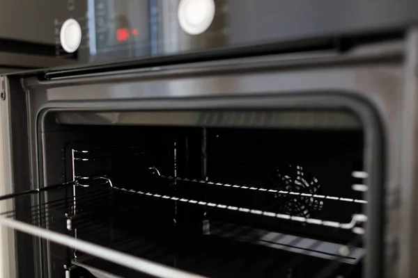 厨房家具内置电热烤箱 — 图库照片