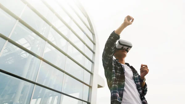 Młody Człowiek Okulary Wirtualnej Rzeczywistości Koncepcja Przyszłych Technologii — Zdjęcie stockowe