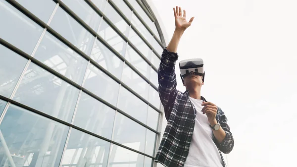 Junger Mann Mit Virtual Reality Brille Zukünftiges Technologiekonzept — Stockfoto