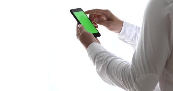 Man Använder Mobiltelefon Stående Nära Fönstret Färgtransparens — Stockvideo