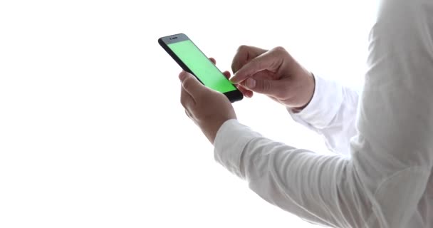 Homem Usando Telefone Celular Enquanto Está Perto Janela Chave Chroma — Vídeo de Stock